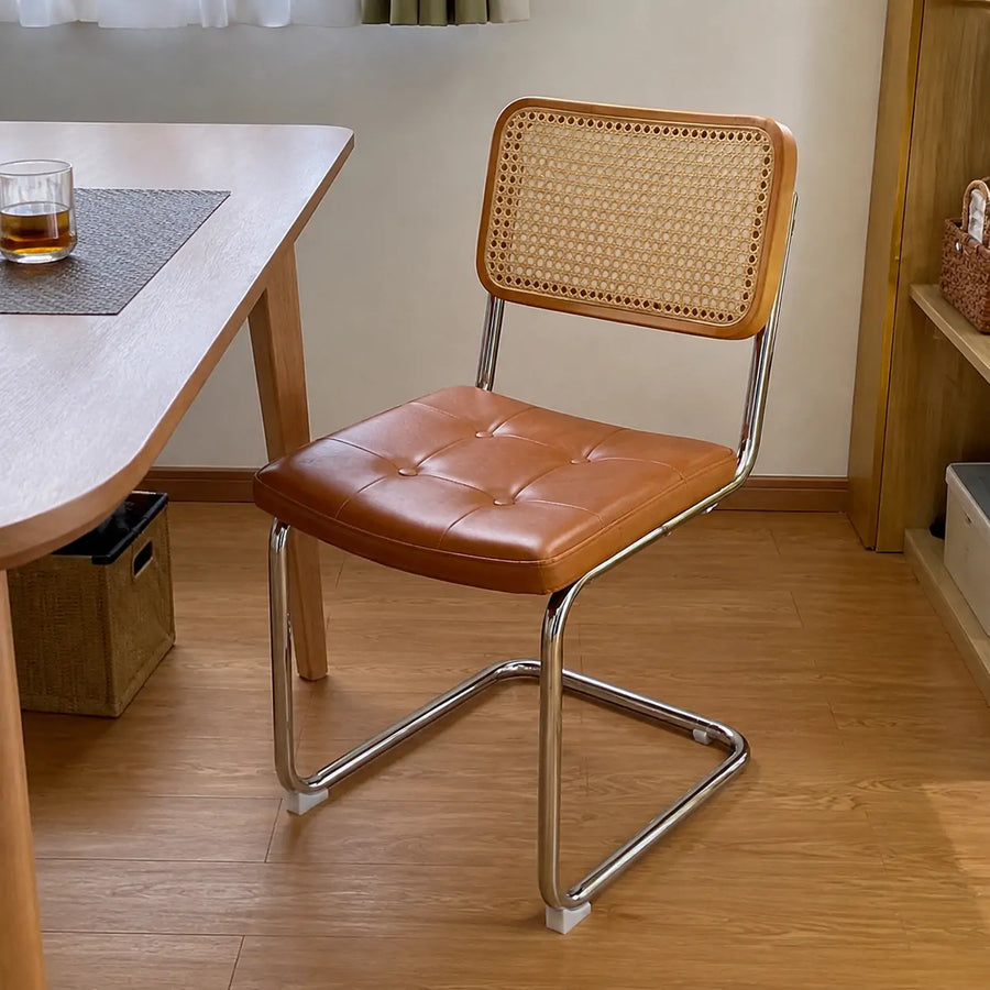 背もたれのラタンとブラウンの座面が部屋になじみました。